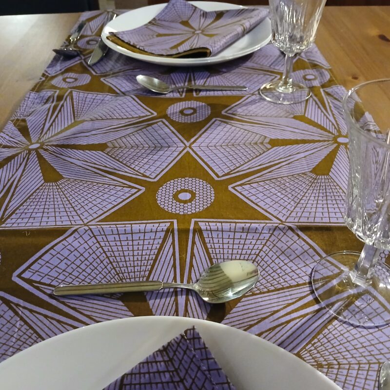 chemin de table Uniwax mauve sur toile de jute