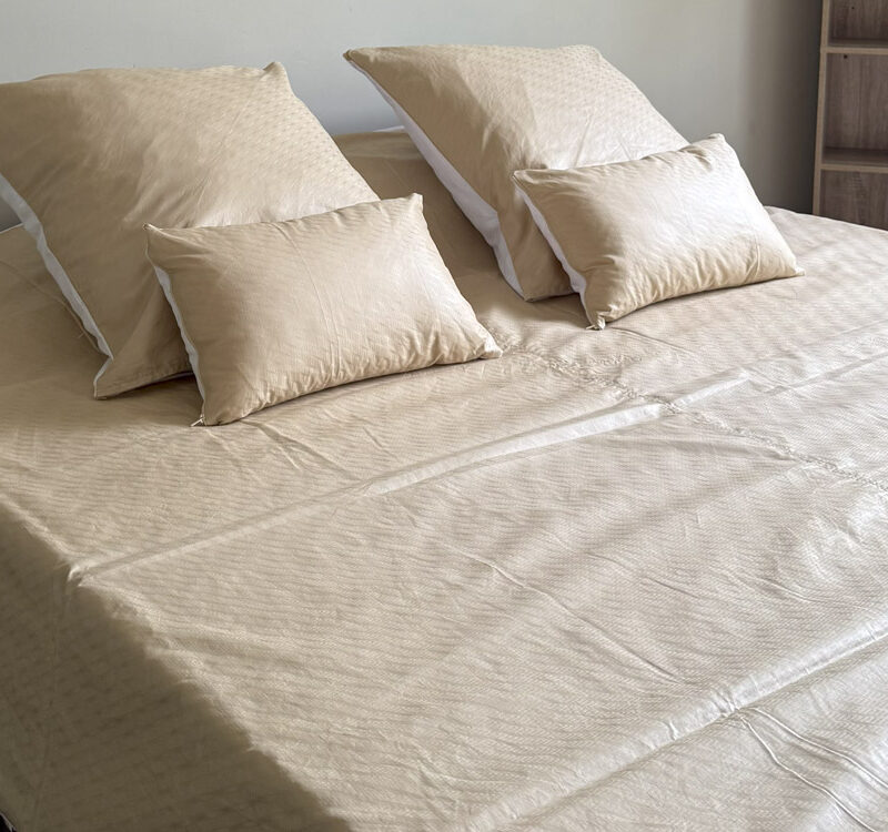 coussins beiges en situation literie