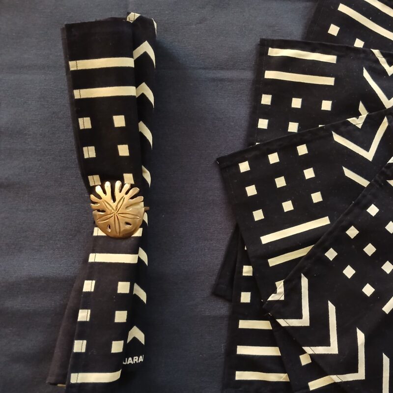 serviette noire blanc cassé bogolan graphisme simple traits points carrés