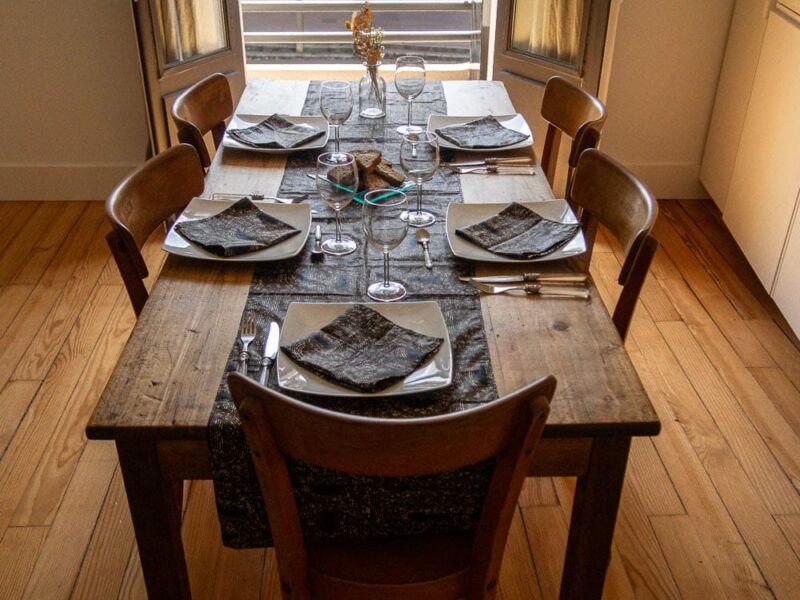 Chemin de table aux motifs bogolan noir et dorés, accompagné de ses serviettes assorties