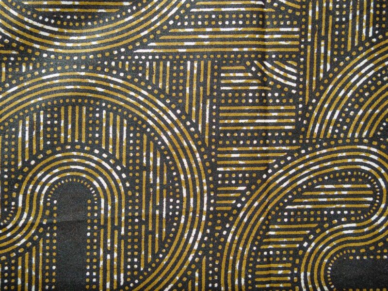 Chemin de table noir et doré aux motifs bogolan - vue de près