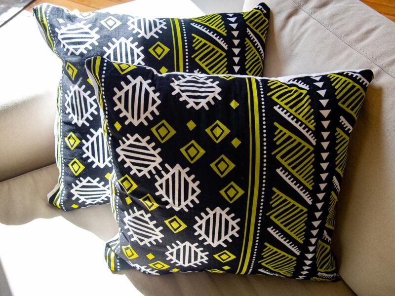 Coussin vert, noir et blanc aux motifs bogolan