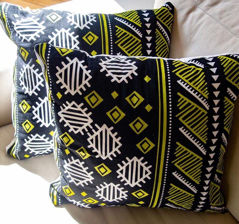 Coussin vert, noir et blanc aux motifs bogolan
