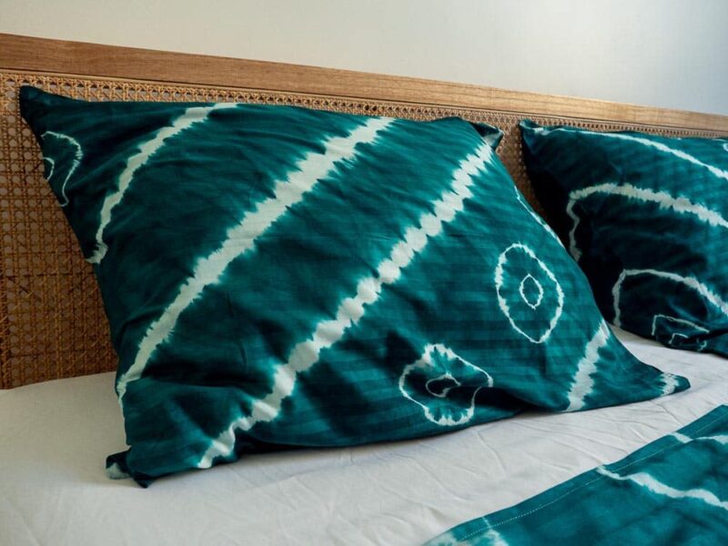Parure de lit bleue de motifs ouest africains emblématiques avec une housse de couette ou des draps et des coussin assortis