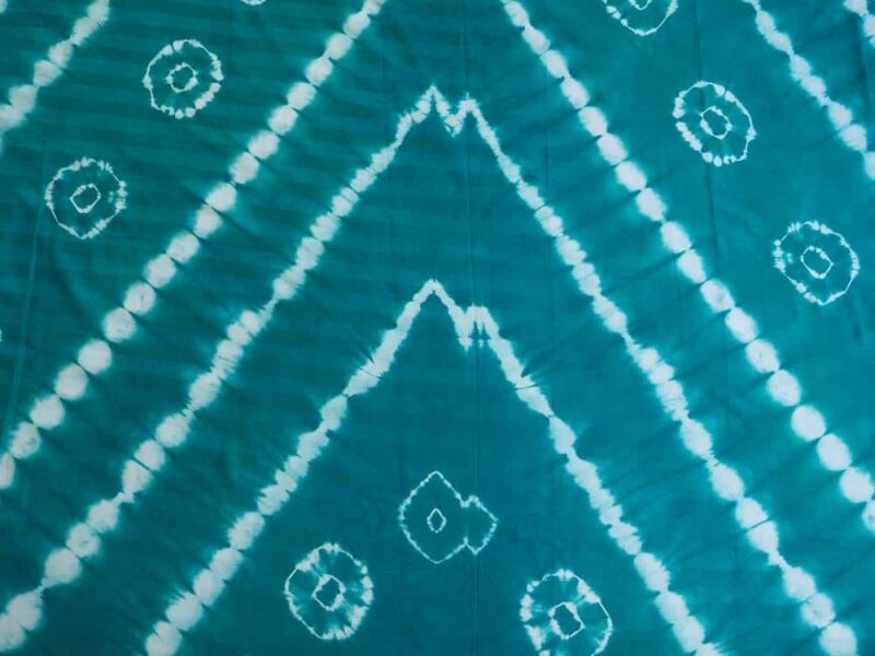 Parure de lit bleue de motifs ouest africains emblématiques avec une housse de couette ou des draps et des coussin assortis