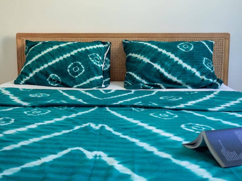 Parure de lit bleue de motifs ouest africains emblématiques avec une housse de couette ou des draps et des coussin assortis