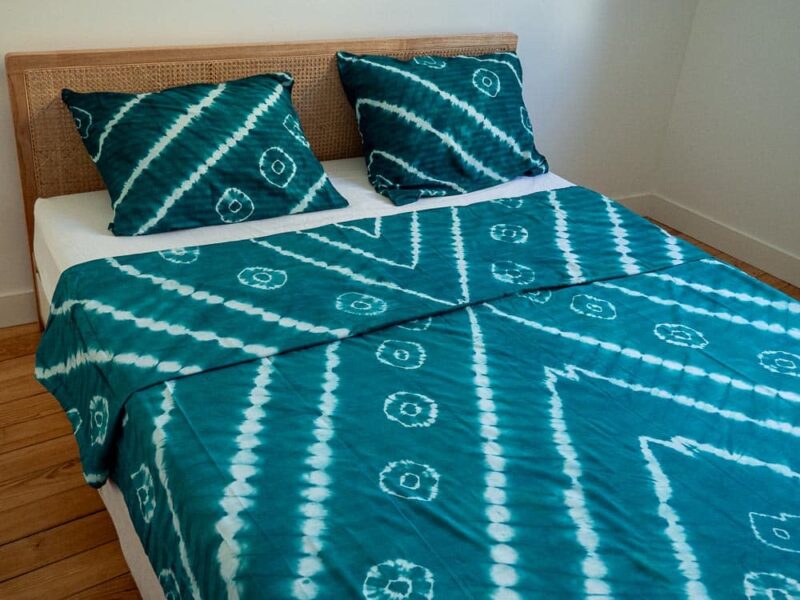 Parure de lit bleue de motifs ouest africains emblématiques avec une housse de couette ou des draps et des coussin assortis