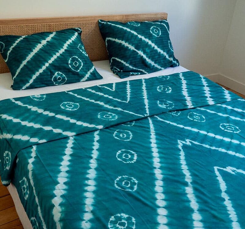Parure de lit bleue de motifs ouest africains emblématiques avec une housse de couette ou des draps et des coussin assortis