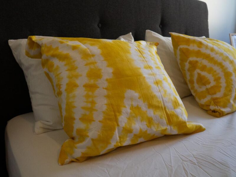 Parure de lit jaune de motifs ouest africains emblématiques avec une housse de couette ou des draps et des coussin assortis