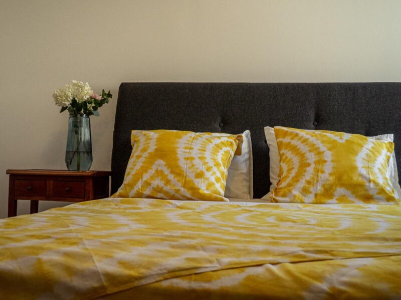 Parure de lit jaune de motifs ouest africains emblématiques avec une housse de couette ou des draps et des coussin assortis