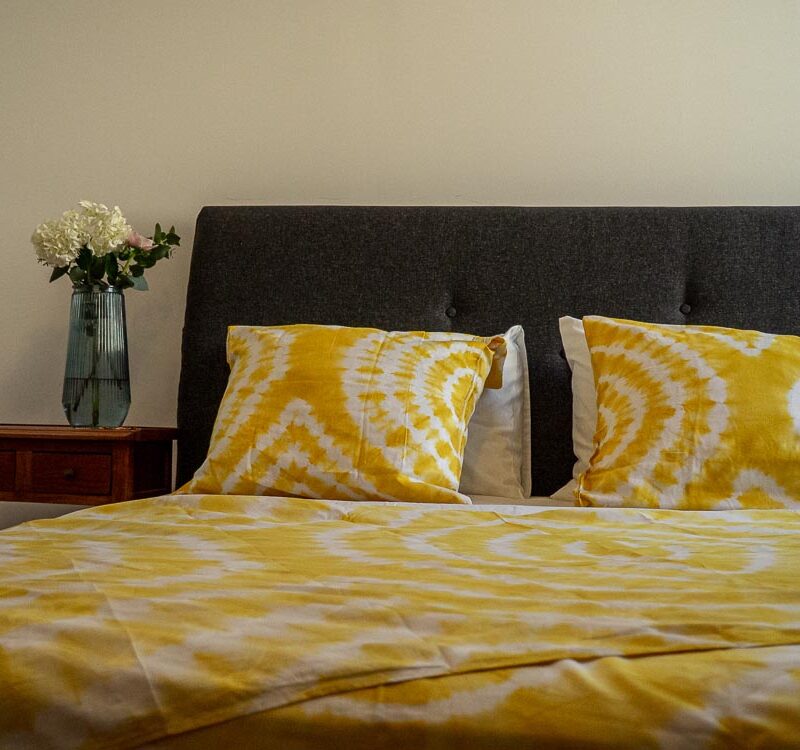 Parure de lit jaune de motifs ouest africains emblématiques avec une housse de couette ou des draps et des coussin assortis