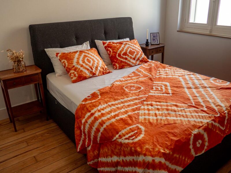 Parure de lit orange de motifs ouest africains emblématiques avec une housse de couette ou des draps et des coussin assortis