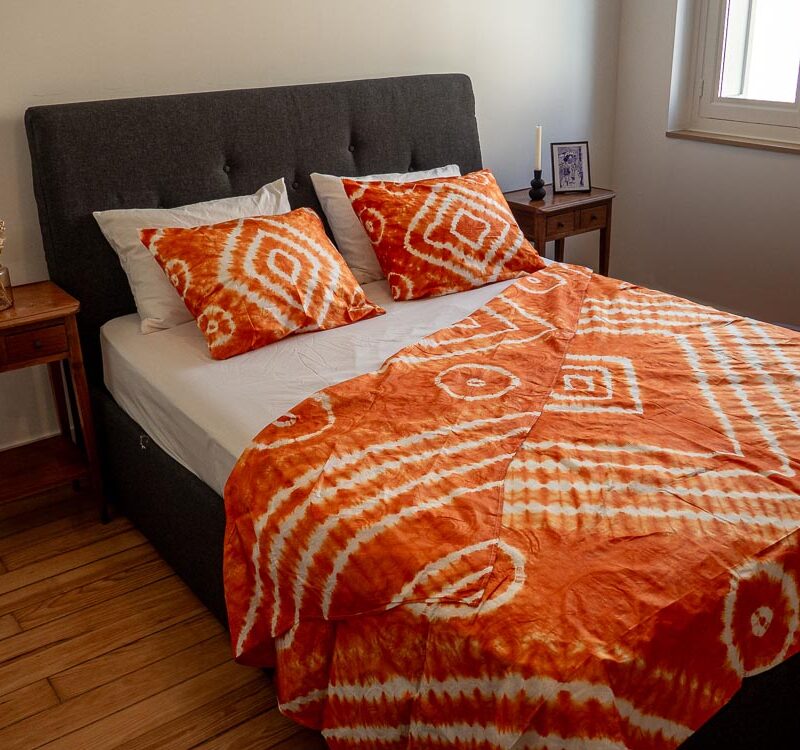 Parure de lit orange de motifs ouest africains emblématiques avec une housse de couette ou des draps et des coussin assortis