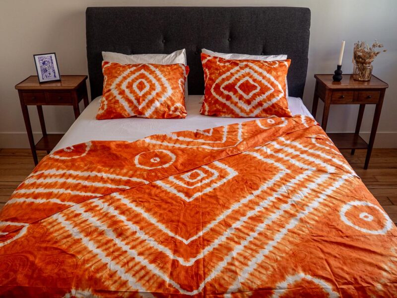 Parure de lit orange de motifs ouest africains emblématiques avec une housse de couette ou des draps et des coussin assortis