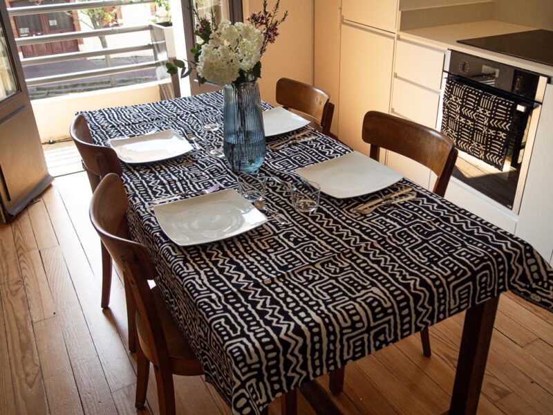 Nappe noire et blanche aux motifs bogolan
