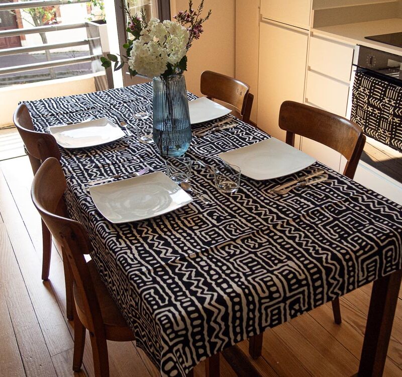 Nappe noire et blanche aux motifs bogolan