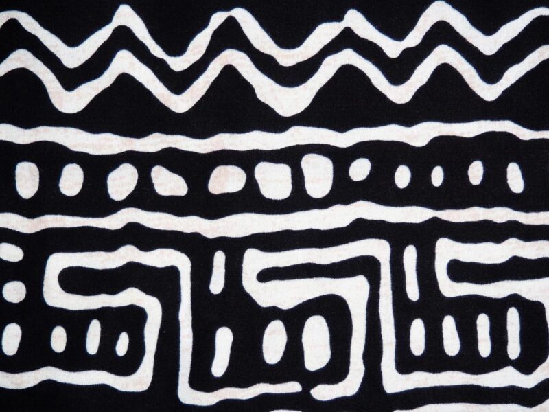 Nappe noire et blanche aux motifs bogolan vue de près