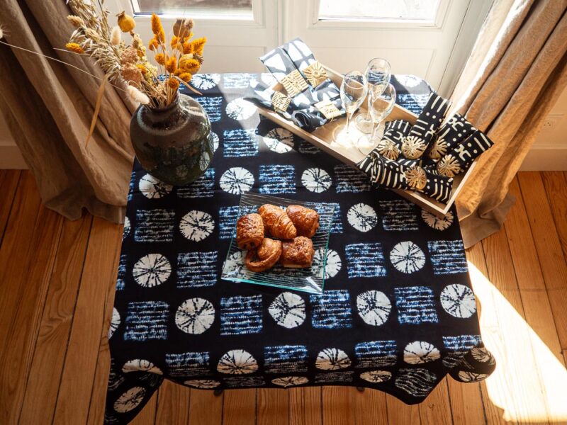 Nappe bleue aux motifs bogolan