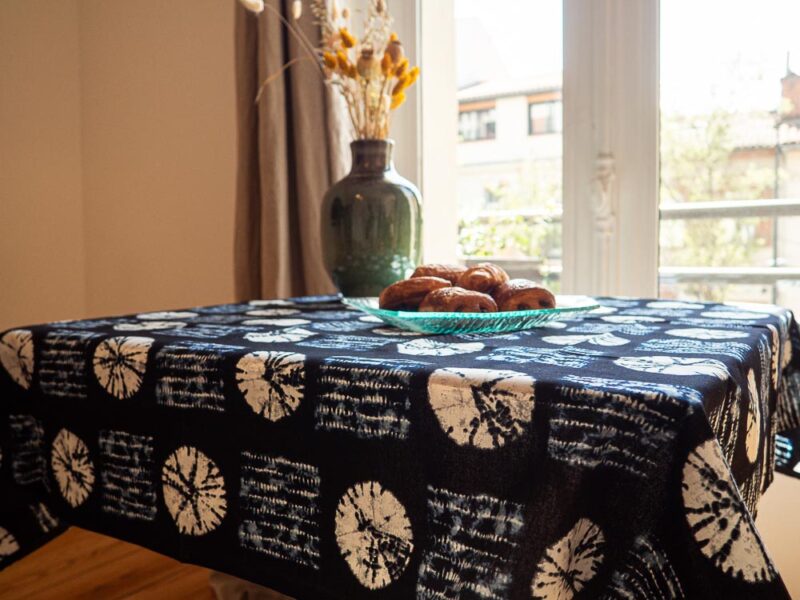 Nappe bleue aux motifs bogolan