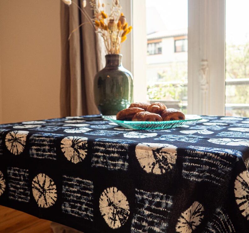 Nappe bleue aux motifs bogolan