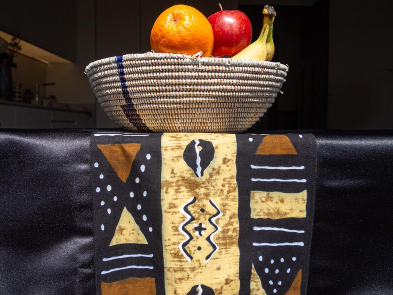 Nappe noire aux motifs bogolan