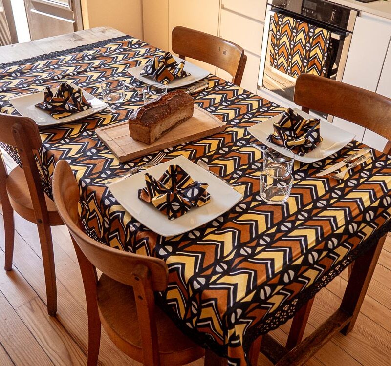 Nappe et serviettes aux motifs bogolan de couleur marron, noir et jaune