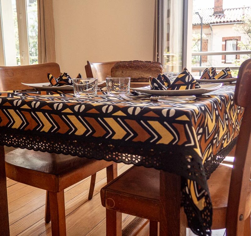 Nappe et serviettes aux motifs bogolan de couleur marron, noir et jaune