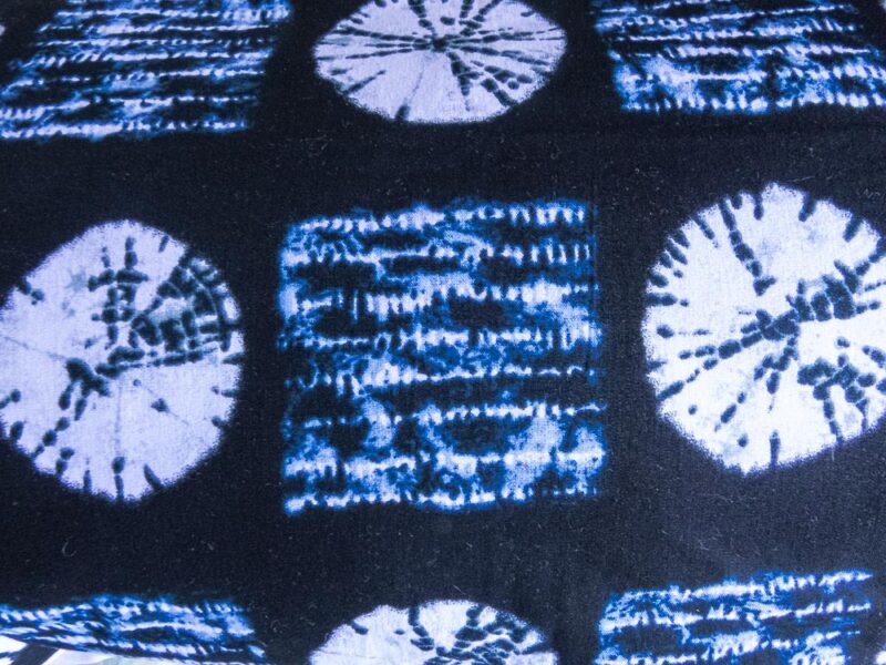 Coussin bleus foncés à motifs d'Afrique de l'ouest bleus clair et blancs, vu de près