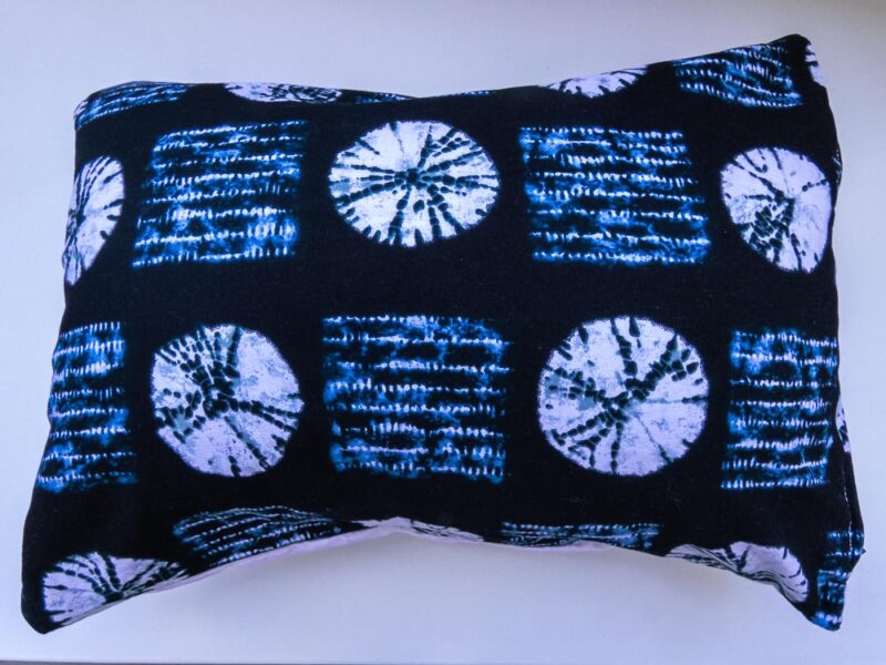 Coussin bleus foncés à motifs d'Afrique de l'ouest bleus clair et blancs