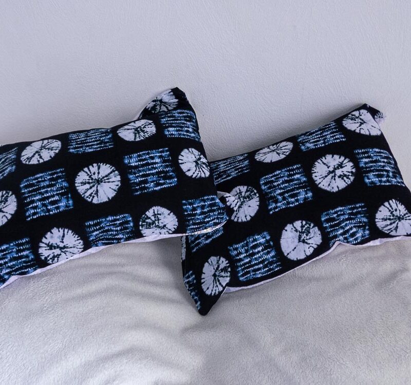 Coussin bleus foncés à motifs d'Afrique de l'ouest bleus clair et blancs