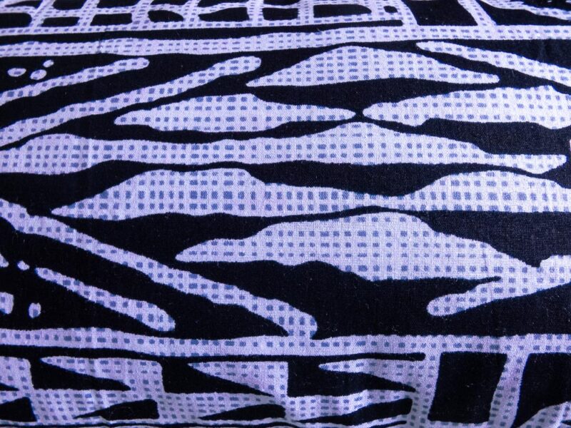 Coussins noir et blancs avec motifs blancs d'Afrique de l'ouest, vu de près