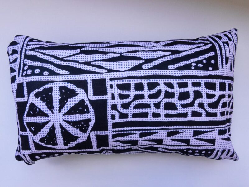Coussins noir et blancs avec motifs blancs d'Afrique de l'ouest
