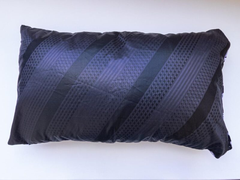 Coussins noir et blancs avec motifs blancs d'Afrique de l'ouest