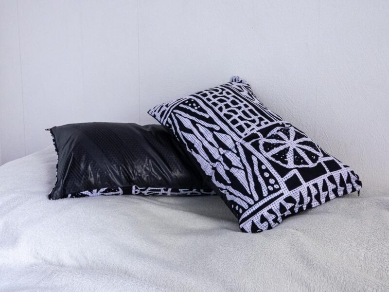Coussins noir et blancs avec motifs blancs d'Afrique de l'ouest