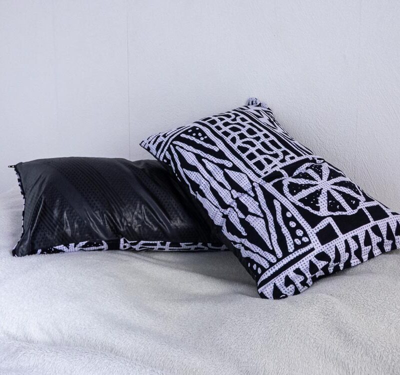 Coussins noir et blancs avec motifs blancs d'Afrique de l'ouest