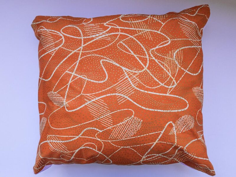 Coussins orange avec motifs blancs et dorés d'Afrique de l'ouest