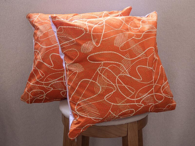 Coussins orange avec motifs blancs et dorés d'Afrique de l'ouest