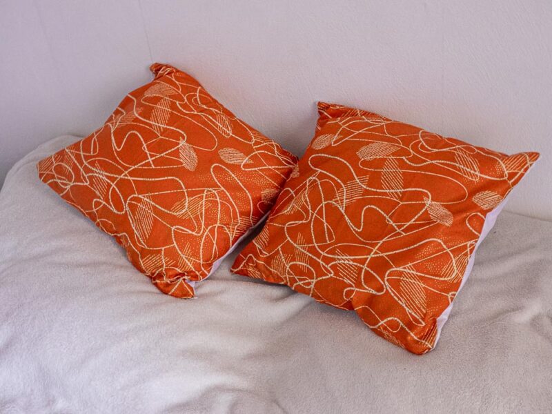 Coussins orange avec motifs blancs et dorés d'Afrique de l'ouest