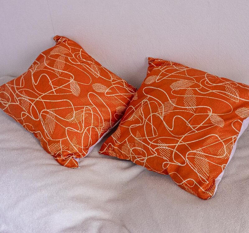 Coussins orange avec motifs blancs et dorés d'Afrique de l'ouest