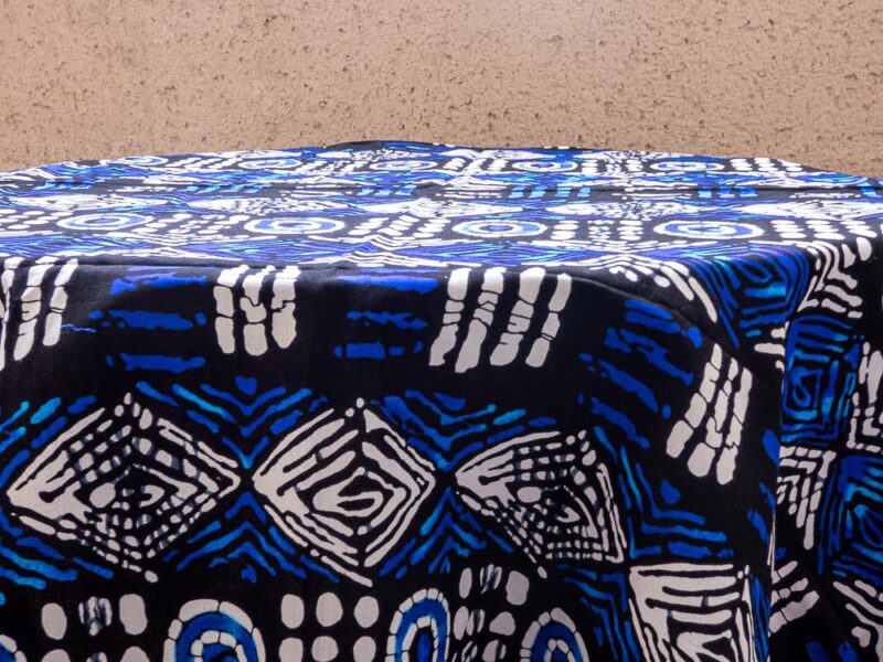 Nappe aux motifs d'Afrique de l'ouest, couleur bleu clair blanche et noir