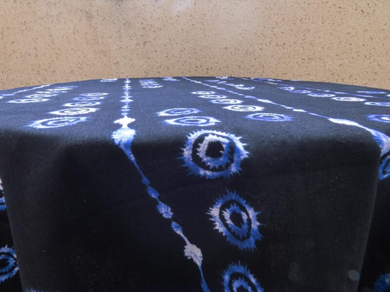 Nappe bogolan bleue foncée avec des motifs bleus clair et blancs
