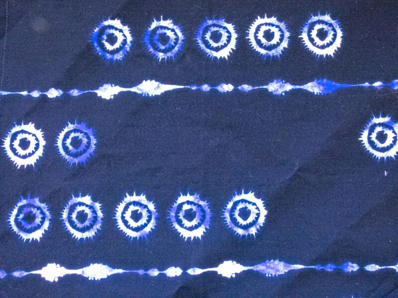 Serviette motifs bleus clairs et blancs d'Afrique de l'ouest bleu foncée, vu de près