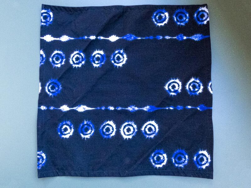 Serviette motifs bleus clairs et blancs d'Afrique de l'ouest bleu foncée