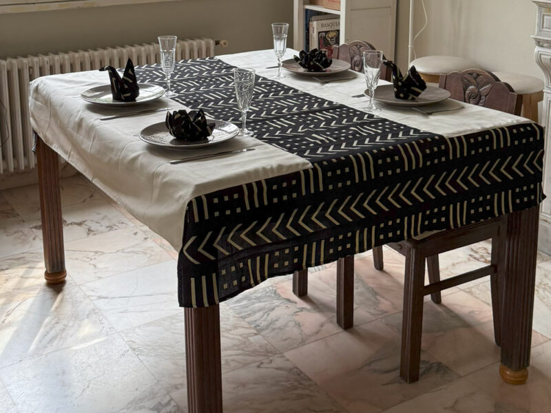 Parure Nappe Déperlante Bogolan Noir & Blanc et serviettes assorties