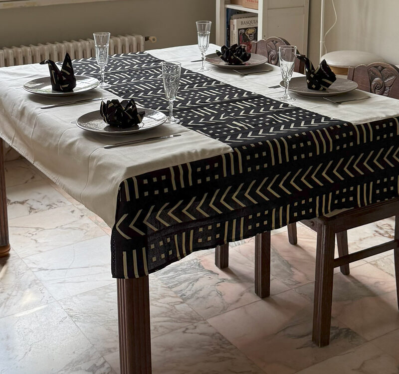 Parure Nappe Déperlante Bogolan Noir & Blanc et serviettes assorties