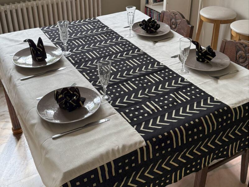 Parure Nappe Déperlante Bogolan Noir & Blanc et serviettes assorties – Image 4