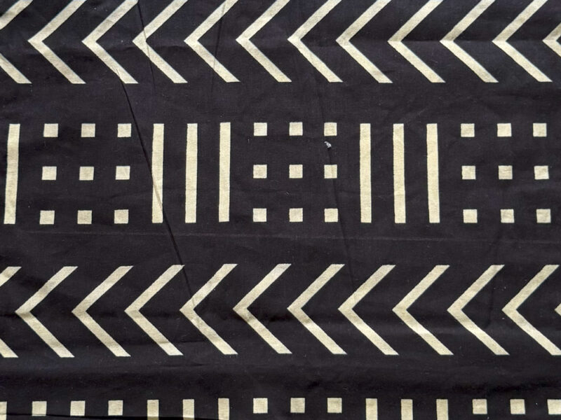 Parure Nappe Déperlante Bogolan Noir & Blanc et serviettes assorties – Image 3
