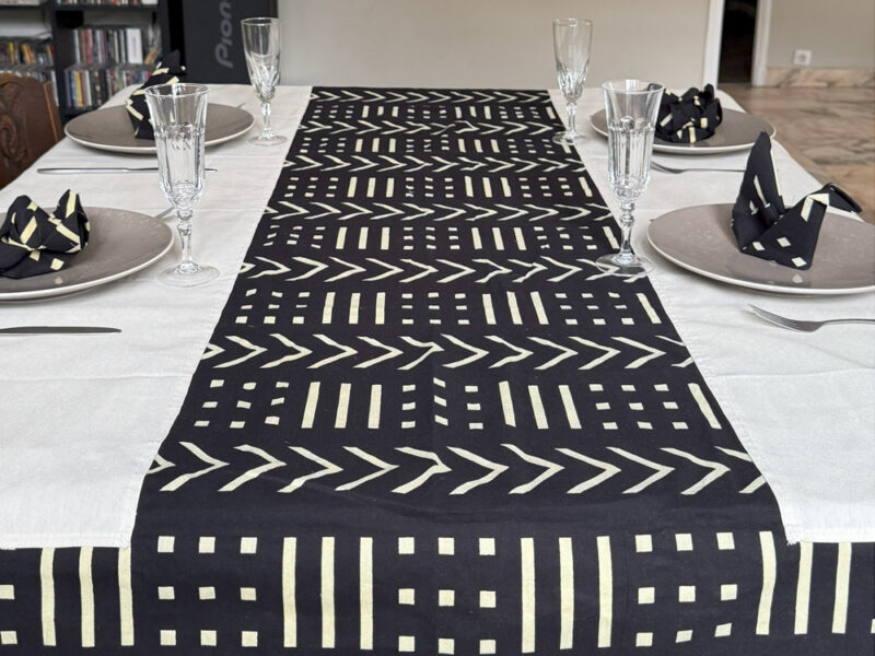 Parure Nappe Déperlante Bogolan Noir & Blanc et serviettes assorties – Image 2