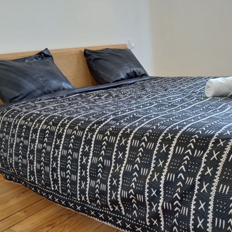 Parure de lit en Bazin noir et graphisme blanc