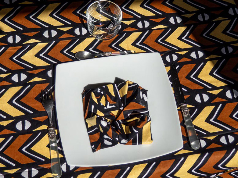 nappe-et-serviette-bogolan-marron-jaune-noir-materiaux